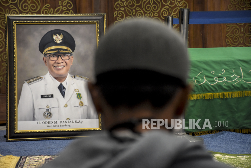 Wali Kota Bandung Oded M Danial meninggal dunia pada Jumat (10/12) pukul 11.55 WIB diduga akibat serangan jantung saat hendak menjadi khotib Sholat Jumat di Masjid Mujahidin Bandung, Jawa Barat.
