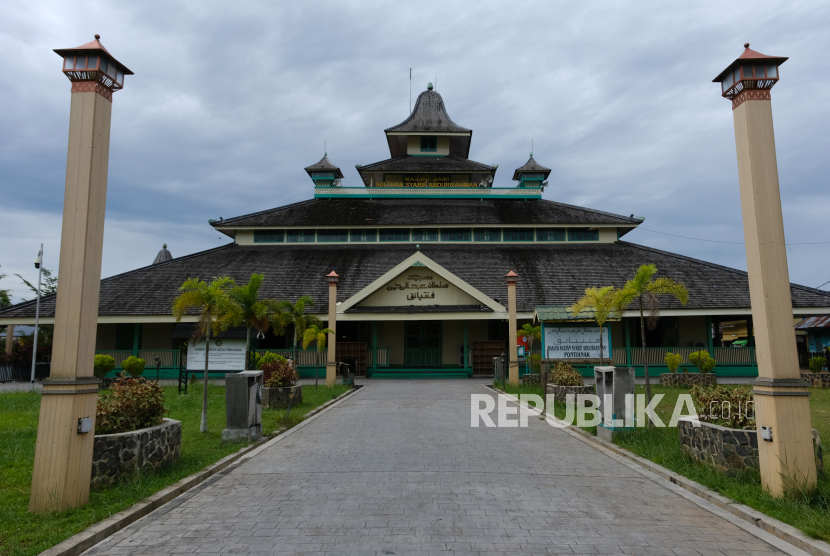 Suasana Masjid Jami Sultan Abdurrahman di Pontianak Timur, Kalimantan Barat, Rabu (14/9/2022). Masjid Jami yang didirikan oleh Sultan Pontianak Syarif Abdurrahman Al Kadrie pada tahun 1771 di sebelah timur Sungai Kapuas besar tersebut menjadi salah satu cagar budaya sekaligus destinasi wisata di Kota Pontianak. 