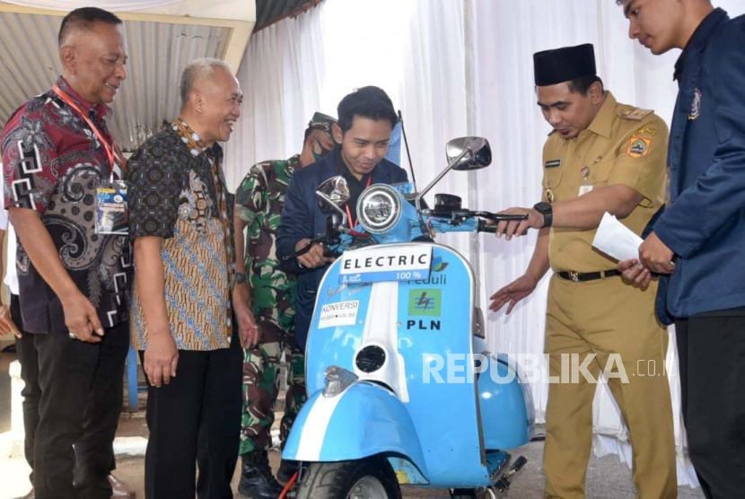 Wakil Gubernur Jawa Tengah, Taj Yasin Maimoen, melihat produk inovasi mahasiswa berupa Vespa listrik saat menghadiri acara puncak Dies Natalis ke-41 Politeknik Negeri Semarang (Polines).