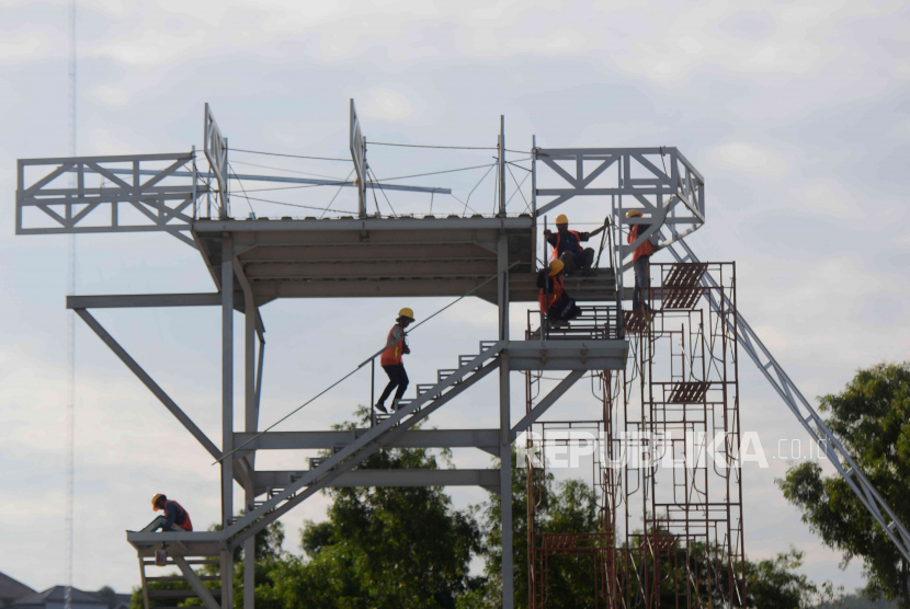 Pekerja menyelesaikan pembangunan Krakatau Park di kawasan Bakauheni Harbour City, Lampung, Sabtu (18/3/2023). Progres pembangunan Krakatau Park yang merupakan wisata lokal untuk mendorong percepatan pembukaan lapangan pekerjaan serta pertumbuhan ekonomi daerah tersebut telah mencapai 80 persen dan ditargetkan rampung pada Mei 2023.
