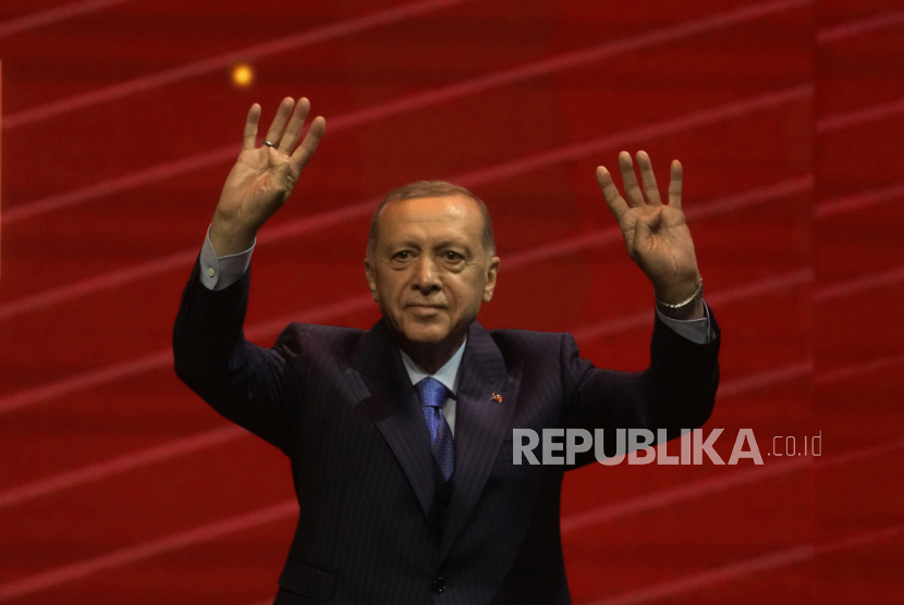  Kandidat Presiden Turki dan Aliansi Rakyat Recep Tayyip Erdogan, melambaikan tangan kepada para pendukungnya saat kampanye pemilu di Istanbul, Turki, Senin (22/5/2023).