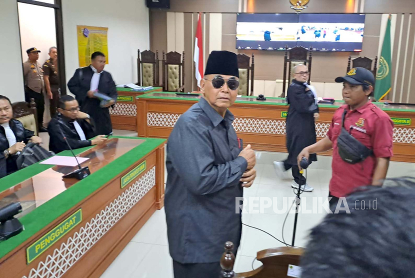 Pimpinan Mahad Al-Zaytun Indramayu yang menjadi terdakwa kasus dugaan penistaan agama, Panji Gumilang. Hakim meminta Panji Gumilang melepas kaca mata hitam saat di ruang persidangan.