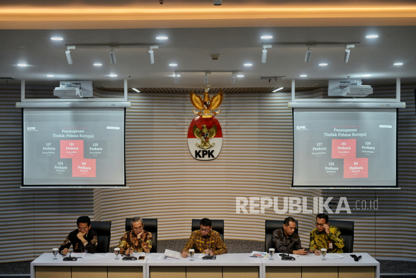 Ketua KPK Nawawi Pomolango (tengah) bersama Wakil Ketua KPK Johanis Tanak, Alexander Marwata, Nurul Ghufron dan Kepala Bagian Pemberitaan Ali Fikri (kiri-kanan) menyampaikan konferensi pers terkait kinerja dan capaian KPK tahun 2023 di Gedung Merah Putih KPK, Jakarta, Selasa (16/1/2024). Dalam Konferensi pers tersebut, selama tahun 2023 KPK telah melakukan penanganan tindak pidana korupsi 127 perkara penyelidikan, 161 perkara penyidikan, 129 perkara penuntutan, 126 perkara eksekusi dan 94 perkara inkracht. Selain itu KPK juga melakukan 8 kegiatan tangkap tangan dan 8 tindak pidana pencucian uang yang menyeret sejimlah pejabat publik daerah hingga Menteri sehingga KPK berhasil melakukan asset recovery sebesar Rp525 miliar.