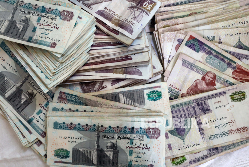 Pemandangan Pound Mesir di dalam kantor penukaran mata uang di Kairo, Mesir, 7 September 2022. Inflasi masyarakat perkotaan Mesir pada Desember 2022 melonjak menjadi 21,3 persen (yoy).