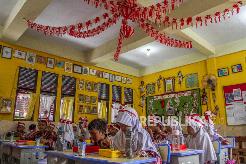 Siswa menyantap makanan saat mengikuti uji coba makan bergizi gratis di SDN Kedaleman IV, Kota Cilegon, Banten, Rabu (21/8/2024).