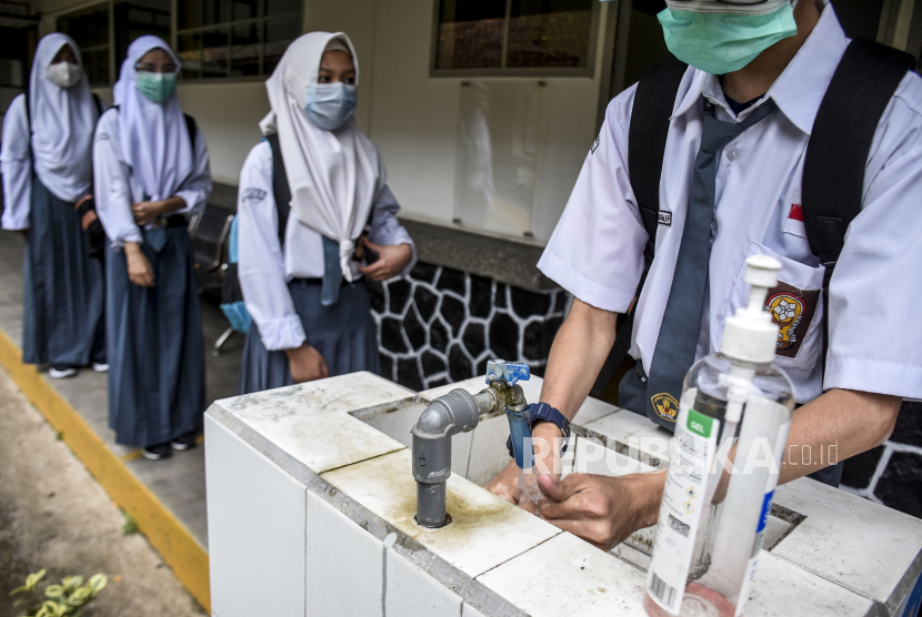 Sejumlah siswa SMALB mencuci tangannya sebelum memasuki ruang kelas di SLBN Cicendo, Jalan Cicendo, Kota Bandung, Senin (20/9). Kementerian Pendidikan, Kebudayaan, Riset, dan Teknologi (Kemendikbudristek) mengungkapkan, hingga 20 September 2021 ada 2,78 persen satuan pendidikan penyelenggara pembelajaran tatap muka (PTM) terbatas yang menjadi klaster Covid-19. 