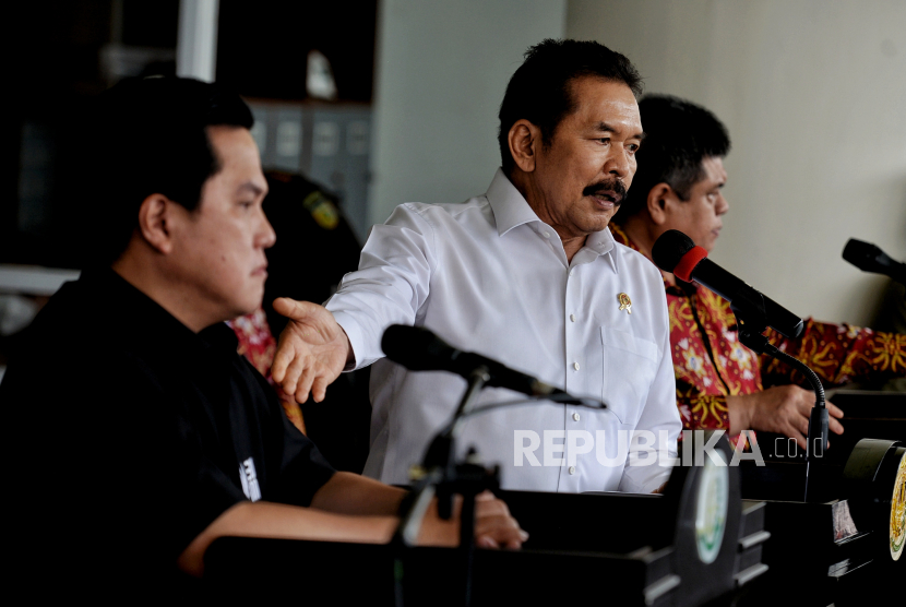 PBNU mengapresiasi penghargaan yang diterima Kejaksaan Agung. Foto ilustrasi Jaksa Agung Sanitiar Burhanuddin (tengah) bersama Menteri Badan Usaha Milik Negara (BUMN) Erick Thohir (kiri)  saat konferensi pers menetapkan sejumlah tersangka tindak pidana korupsi dalam pengadaan pesawat udara pada PT. Garuda Indonesia (persero) Tbk. 