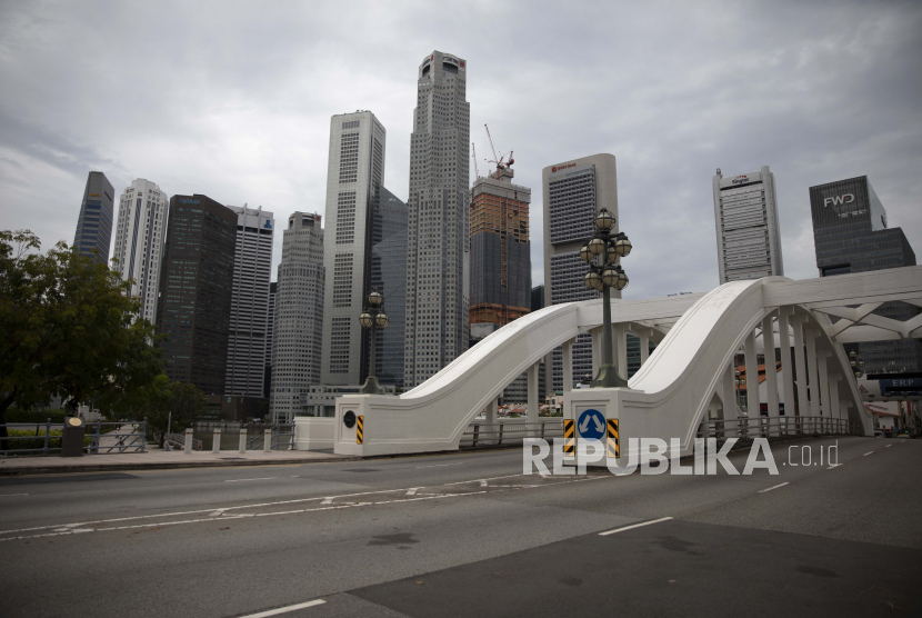 Suasana jalanan yang kosong terlihat di area Central Business District (CBD) di Singapura, Selasa (7/4). Pemerintah Singapura akan memperpanjang karantina wilayah hingga 1 Juni 2020.