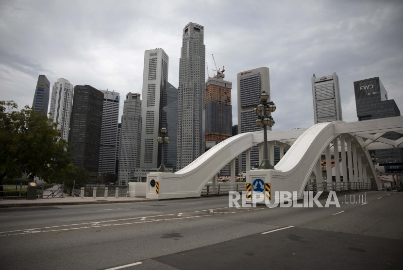 Suasana jalanan yang kosong terlihat di area Central Business District (CBD) di Singapura, Selasa (7/4). Sebagian besar jalan-jalan dan pusat perbelanjaan terlihat kosong pada hari pertama penutupan tempat-tempat kerja yang tidak esensial di Singapura hal ini sebagai bagian dari langkah pemerintah untuk memutus rantai dalam memerangi pandemi Covid-19 dan coronavirus