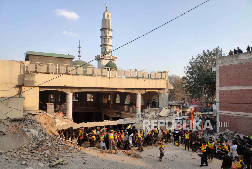  Petugas penyelamat di lokasi ledakan di sebuah Masjid, di Peshawar, Pakistan, Senin (30/1/2023) dini hari. Sedikitnya 28 jamaah tewas dan puluhan lainnya terluka dalam ledakan saat sholat di sebuah Masjid yang terletak di garis polisi di Peshawar, Ghulam Ali, Gubernur kata KPK provinsi.