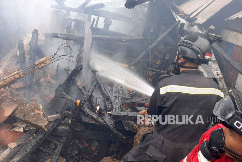 Kebakaran melanda rumah lansia yang bekerja sebagai buruh harian lepas di Dusun Kliwon, Desa Bandorasa Kulon, Kecamatan Cilimus, Kabupaten Kuningan. 