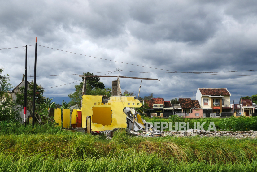 Rumah warga dibongkar secara mandiri karena terkena proyek tol Solo - Yogyakarta. Konstruksi pembangunan jalan tol Solo - Yogyakarta  sepanjang 96,57 kilometer sudah dimulai (ilustrasi). 