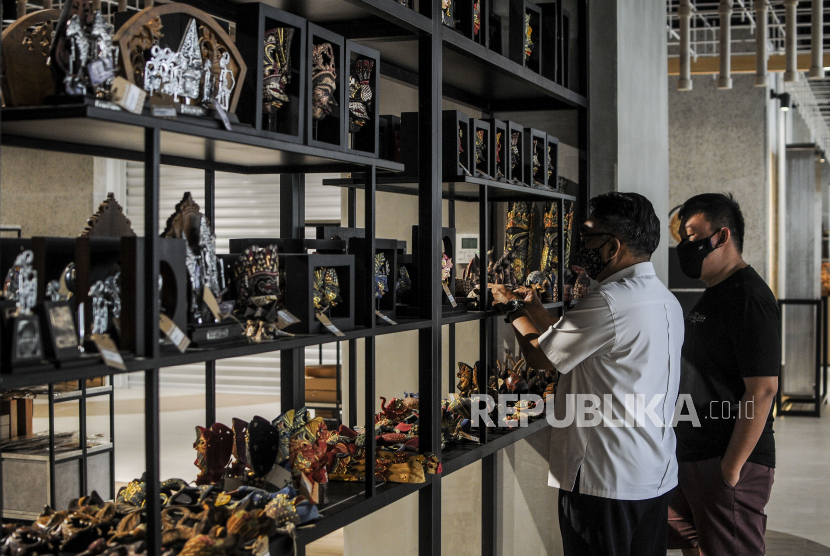 Pengunjung melihat produk yang dijual saat pembukaan kembali pusat perbelanjaan Sarinah, Jakarta, Senin (21/3/2022) (ilustrasi).