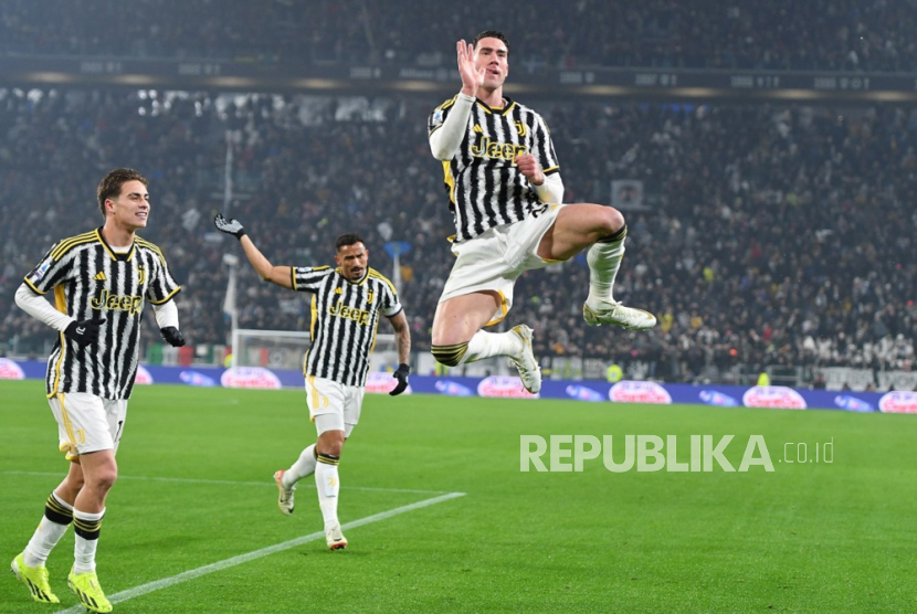 Pemain Juventus Dusan Vlahovic merayakan gol pembuka 1-0 pada pertandingan sepak bola Serie A Italia antara Juventus FC dan Sassuolo Calcio AS di Turin, Italia, Rabu (17/1/2024) dini hari WIB.