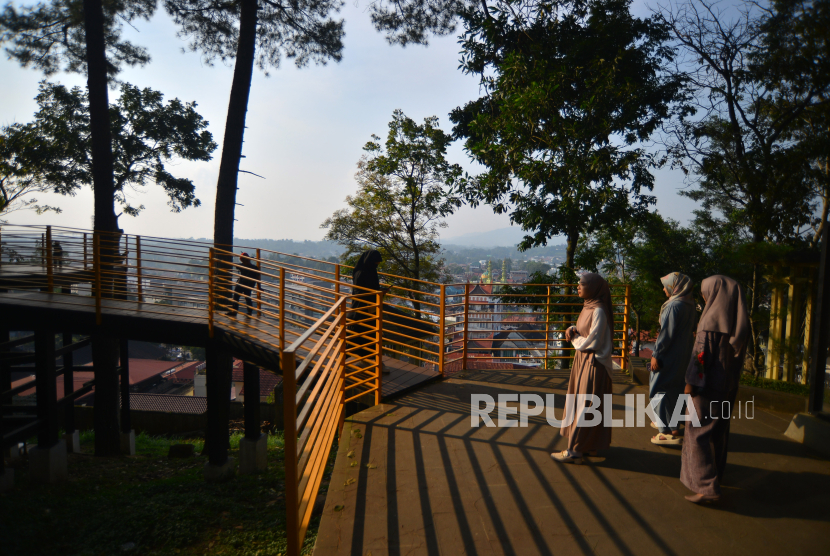 Pengunjung menikmati skywalk di area Benteng Fort de Kock Bukittinggi, Sumatera Barat, Kamis (28/9/2023).  Pemkot Bukittinggi membangun wahana skywalk sepanjang 50 meter di area Benteng Fort de Kock yang berada di kawasan Taman Marga Satwa dan Budaya Kinantan (TMSBK) tersebut sebagai penambah daya tarik bagi wisatawan untuk menikmati kota wisata itu dari ketinggian.  