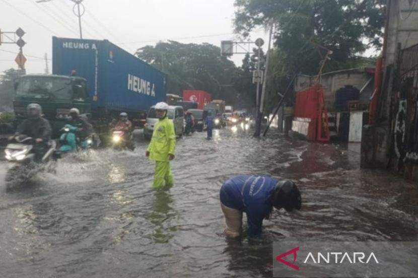 Jakbar aktifkan posko siaga bencana untuk antisipasi cuaca ekstrem.