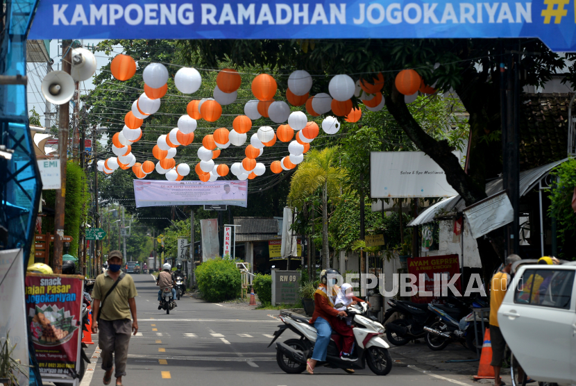 Kemeriahan dekorasi menyambut Ramadhan di depan Masjid Jogokariyan, Yogyakarta, Kamis (24/3/2022). Masjid Jogokariyan mulai bersiap menyambut Ramadhan, salah satunya adanya Kampung Ramadhan Jogokariyan (KRJ). Pasar sore bagi warga masyarakat yang menjual aneka makanan takjil untuk berbuka puasa. Selain KRJ di Masjid Jogokariyan juga diadakan berbuka puasa bersama selama Ramadhan.