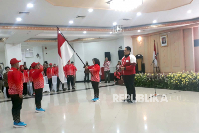 Menpora Dito Ariotedjo Melepas Kontingen Indonesia yang akan Berlaga di World Special Olympic Games 2023, Berlin, Jerman, di Gedung Kemenpora, Jakarta, Sabtu (10/6/2023). 