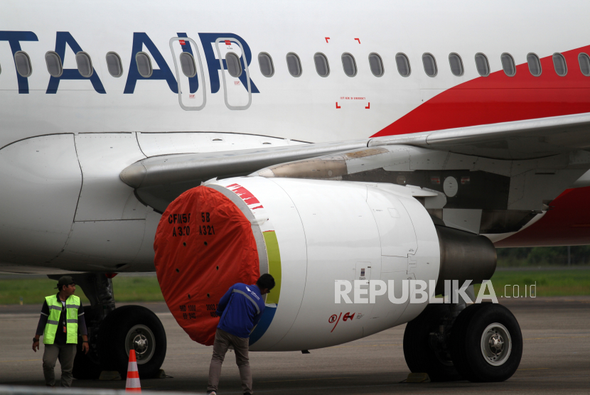 Petugas menutup mesin pesawat Pelita Air yang terparkir di Bandara Internasional Minangkabau (BIM), Padang Pariaman, Sumatra Barat, Jumat (19/1/2024).