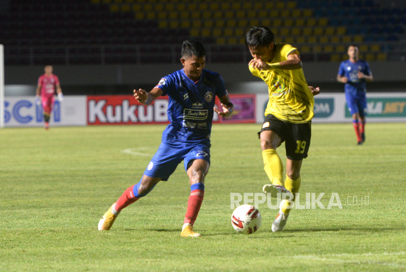 Penyerang Arema FC Dedik Setiawan (kiri).