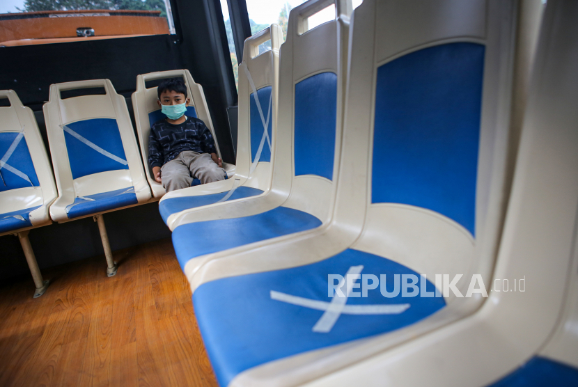 Penumpang duduk di dalam bus Trans Tangerang di Kota Tangerang, Banten, Jumat (10/7/2020). 