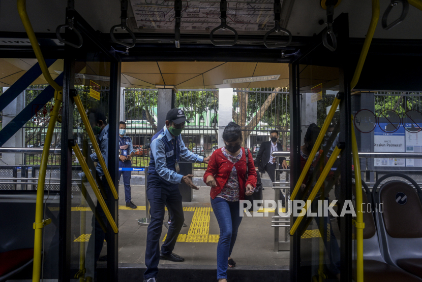 Calon penumpang saat akan menaiki bus Transjakarta rute 1F di Halte Stasiun Palmerah, Jakarta, Rabu (26/1/2022). Transjakarta kembali melayani rute 1F dari Stasiun Palmerah hingga Bundaran Senayan dengan jam operasi dari pukul 05.00-10.00 WIB dan 15.00-21.30 WIB, pada hari Senin hingga Jumat. 