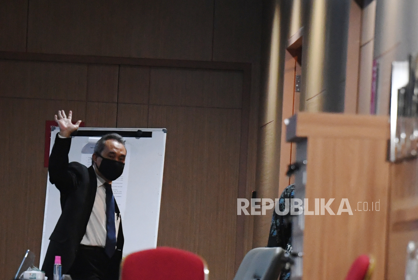 Anggota Dewan Pengawas KPK Syamsuddin Haris bersiap menggelar sidang etik di Gedung Pusat Edukasi Antikorupsi, Jakarta, Selasa (8/9/2020). Dewan Pengawas KPK kembali menggelar lanjutan sidang etik terkait penggunaan helikopter mewah saat perjalanan di Sumatera Selatan dengan agenda pemeriksaan Firli Bauhari sebagai terperiksa. 