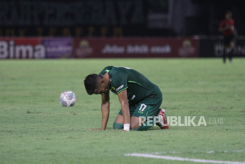Pesepak bola Persebaya Ahmad Nufiandani tertunduk lesu usai timnya dikalahkan Bali United pada pertandingan Liga 1 di Stadion Gelora Bung Tomo, Surabaya, Jawa Timur, Jumat (2/9/2022). Persebaya kalah melawan Bali United dengan skor akhir 0-1. Kedua tim kan bertemu lagi di Surbaya Game 730.