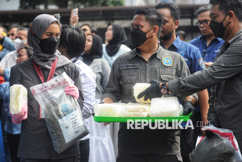 Petugas BNN menyiapkan barang bukti narkotika saat konferensi pers pengungkapan jaringan narkotika dan pemusnahan barang bukti narkotika di Kantor BNN, Jakarta, Jumat (7/2/2025). BNN melakukan pemusnahan barang bukti hasil tindak pidana Narkotika dengan total barang bukti yang dimusnahkan sebanyak 27.108,05 gram sabu dan 3.866 gram Cathinone yang merupakan hasil pengungkapan 4 kasus tindak pidana narkotika dengan jumlah tersangka sebanyak 16 Orang. Dalam kesempatan tersebut BNN juga merilis pengungkapan sejumlah kasus narkotika dengan total barang bukti yang diamankan berupa 49.171,19 gram Sabu, 21.711,62 gram Ganja, 374,48 gram THC, 1.204,02 gram Hasis, 1.055,44 gram dan 113 butir Ekstasi, serta ganja sintesis seberat 53,2 gram. Barang bukti tersebut disita dari pengungkapan 46 Laporan Kasus Narkotika (LKN) dengan jumlah tersangka mencapai 87 orang, 3 diantaranya merupakan Warga Negara Asing (WNA).