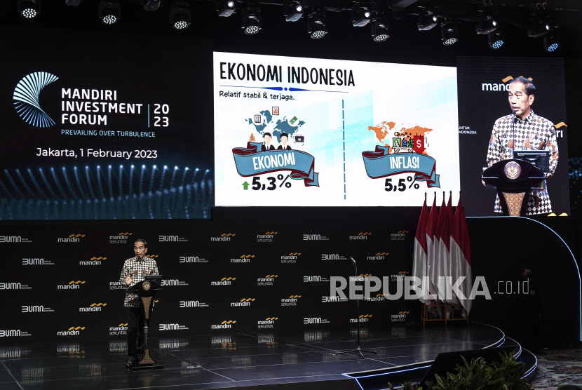 Presiden Joko Widodo menyampaikan sambutan dalam Mandiri Investment Forum 2023 di Jakarta, Rabu (1/2/2023). Forum yang mengusung tema Prevailing Over Turbulence tersebut untuk memahami bagaimana kondisi ekonomi global dan Indonesia terkini serta strategi bisnis ke depan. 