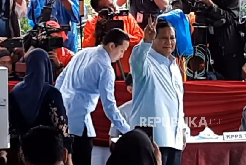 Capres nomor urut 2, Prabowo Subianto mengacungkan dua jarinya yang sudah dilumuri tinta. Pasangan Anies-Muhaimin mencuri sebanyak 11 suara di TPS tempat Prabowo mencoblos.