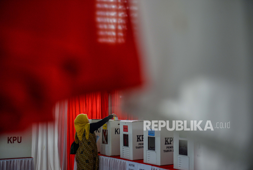 Warga mengikuti simulasi pemungutan suara di GOR Saparua, Bandung, Jawa Barat, Selasa (30/1/2024). KPU Kota Bandung menggelar simulasi pemungutan suara dan penghitungan suara secara waktu sebenarnya pada Pemilu pemungutan suara Pemilu 2024 yang diikuti oleh 100 orang warga. ANTARA FOTO/Raisan Al Farisi/rwa.