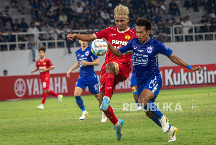 Pesepak bola PSIS Semarang Riyan Ardiyansyah (kanan) berebut bola dengan pesepak bola Selangor FC Muhammad Safuwan (kiri) dalam pertandingan persahabatan internasional di Stadion Jatidiri, Semarang, Jawa Tengah, Ahad (10/9/2023). PSIS Semarang ditahan imbang Selangor FC dengan skor 3-3.  