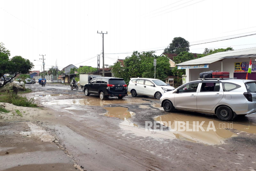 Salah satu jalan di Lampung yang rusak parah (ilustrasi). Warga Lampung Selatan berharap jalan yang rusak parah bisa diperbaiki.