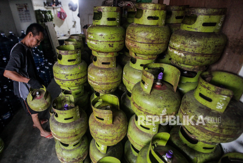 Pekerja merapikan tabung gas LPG 3 kg di Jakarta, Rabu (3/1/2024). 