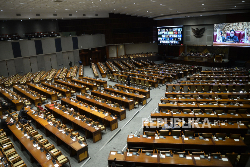 Sejumlah anggota DPR mengikuti rapat Paripurna DPR, di Kompleks Parlemen, Senayan, Jakarta, Kamis (30/9).(Ilustrasi)