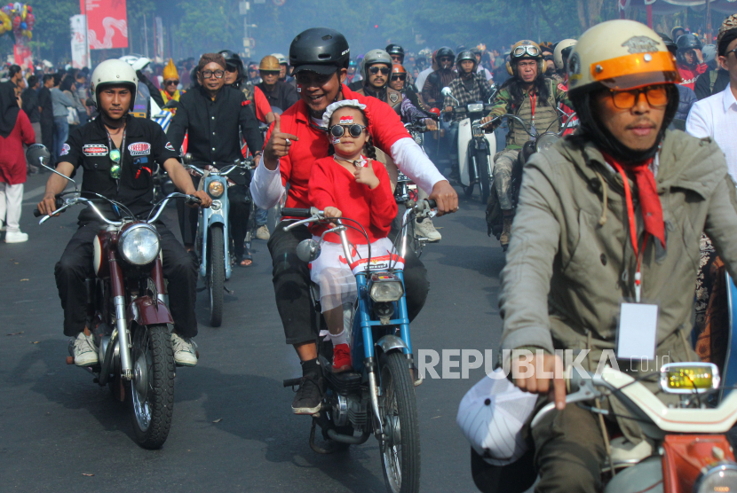 Pawai kendaraan Kirab Merah Putih di kawasan Gasibu, Kota Bandung, Sabtu (17/8/2024). Kegiatan yang bertajuk Keragaman ini tersebut diikuti oleh komunitas vespa dan sejumlah kendaraan antik lainnya dalam rangka memeriahkan Hari Kemerdekaan RI Ke-79.