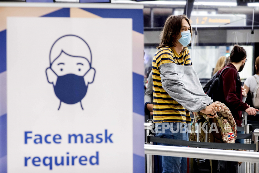 Wisatawan mengenakan masker di Bandara Schiphol, di Schiphol, Belanda, 19 Juli 2020. Jumlah penerbangan meningkat karena lebih banyak negara Eropa yang dapat diakses oleh orang-orang Belanda lagi sejak pelonggaran pembatasan diterapkan pada penyebaran SARS-CoV-2 coronavirus yang menyebabkan penyakit COVID-19. 