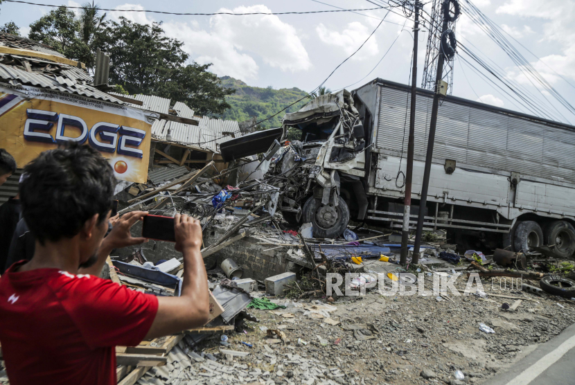 Warga melihat truk yang mengalami kecelakaan di Gekbrong, Kabupaten Cianjur, Jawa Barat, Kamis (21/12/2023). 
