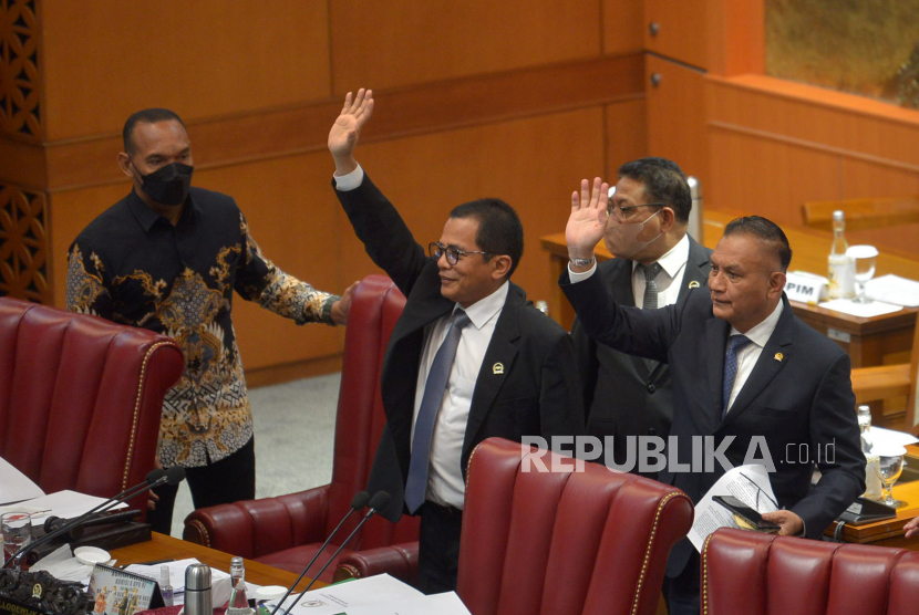 Wakil Ketua DPR Lodewijk Freidrich Paulus (kanan) usai memimpin rapat paripurna DPR RI Ke-5 Masa Persidangan I Tahun Sidang 2022-2023 di Kompleks Parlemen, Senayan, Jakarta, Selasa (20/9/2022). Salah satu agenda rapat paripurna tersebut yaitu mengesahkan Rancangan Undang-Undang (RUU) Pelindungan Data Pribadi (PDP) menjadi Undang-undang (UU). Republika/Prayogi