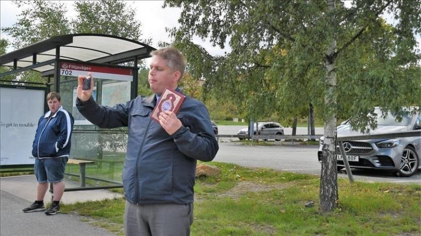 Pemimpin partai sayap kanan Stram Kurs (Garis Keras) Denmark, Rasmus Paludan telah membakar kitab suci di berbagai kota di Denmark sejak 2017.