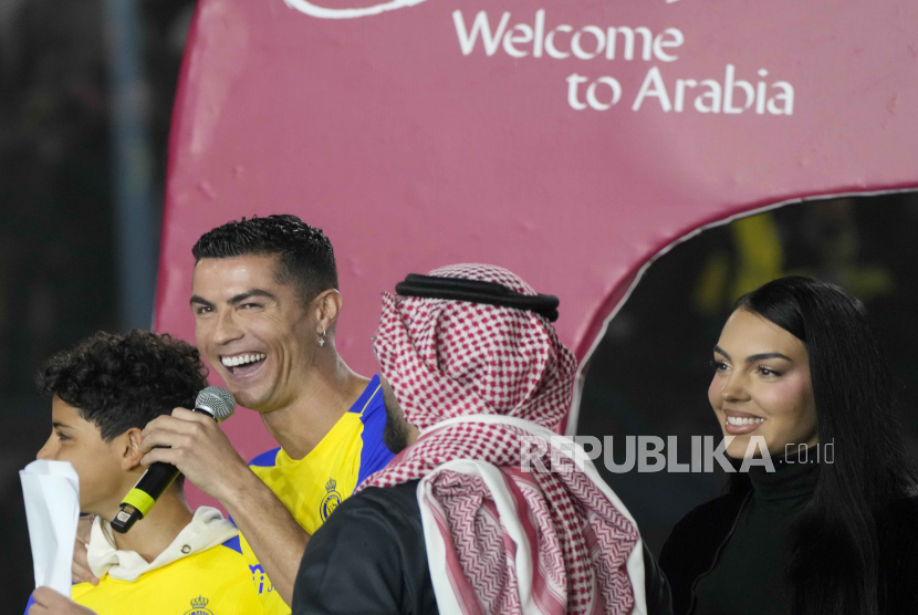  Cristiano Ronaldo dan Georgina Rodriguez (kanan) saat menghadiri pembukaan resmi sebagai anggota baru klub sepak bola Al Nassr di Riyadh, Arab Saudi, Selasa, 3 Januari 2023. 