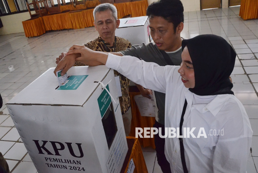 Pemilih disabilitas netra memasukan surat suara usai melakukan pencoblosan calon gubernur Jawa Barat (Jabar) dan wali kota Bandung pada Pilkada Jawa Barat 2024 di TPS 002 Wyata Guna, Kota Bandung, Rabu (27/11/2024). Dalam pencoblosan mereka menggunakan templet atau surat suara khusus bersama seorang pendamping.