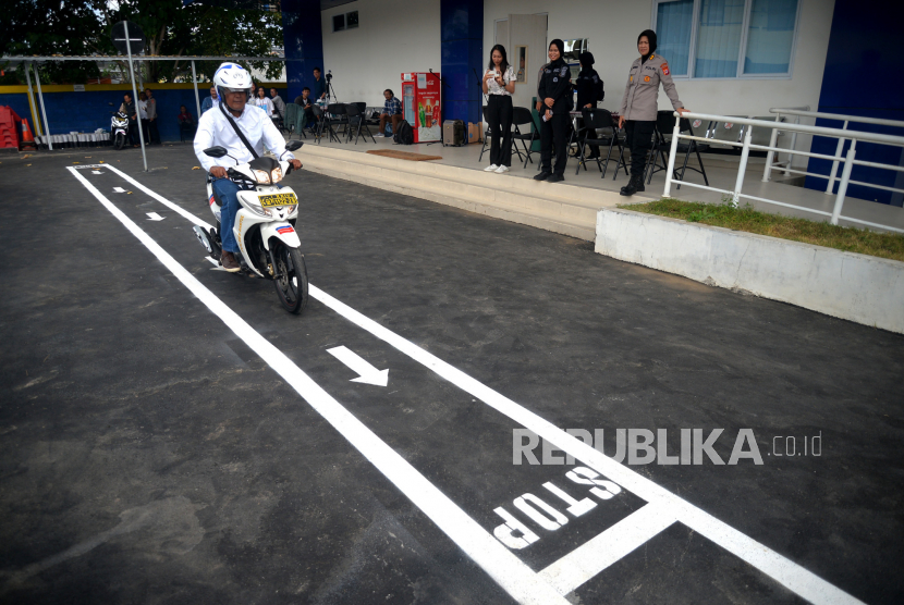 Jurnalis mencoba ujian praktik SIM C dengan sistem yang baru di Polres Bantul, Yogyakarta, Senin (26/6/2023). Polres Bantul membuat sistem ujian praktik SiM C baru merespon himbauan Kapolri. 