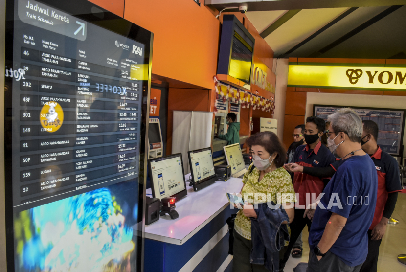 Calon penumpang kereta melakukan check in mandiri di Stasiun Bandung, Kota Bandung, Rabu (7/9/2022).