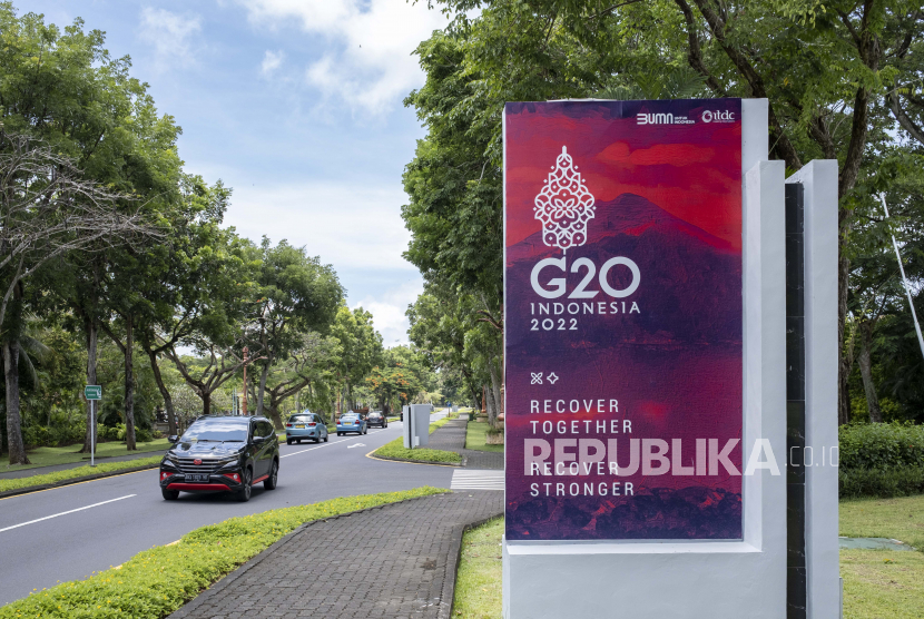  Mobil melewati spanduk G20 di dekat tempat penyelenggaraan G20 di Nusadua, Bali. Kementerian Komunikasi dan Informatika mengajak seluruh pimpinan media massa untuk turut meninjau langsung persiapan Konferensi Tingkat Tinggi (KTT) G20 di Bali pada 15-16 November mendatang.
