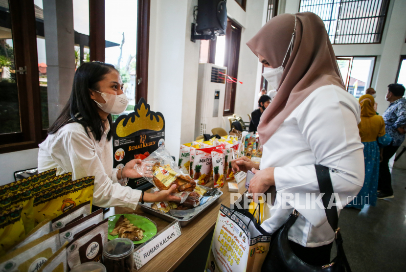 Pengunjung mengunjungi salah satu stan pada acara kick off Gerakan Nasional Bangga Buatan Indonesia (Gernas BBI). Kementerian Komunikasi dan Informatika (Kominfo) turut memberikan peran dalam menyosialisasikan Peningkatan Penggunaan Produk Dalam Negeri (P3DN), guna menyukseskan Gerakan Bangga Buatan Indonesia (BBI). Kominfo ikut menyukseskan Business Matching Belanja Produk Dalam Negeri 2022 yang digelar di Nusa Dua Bali pada 22-25 Maret 2022.