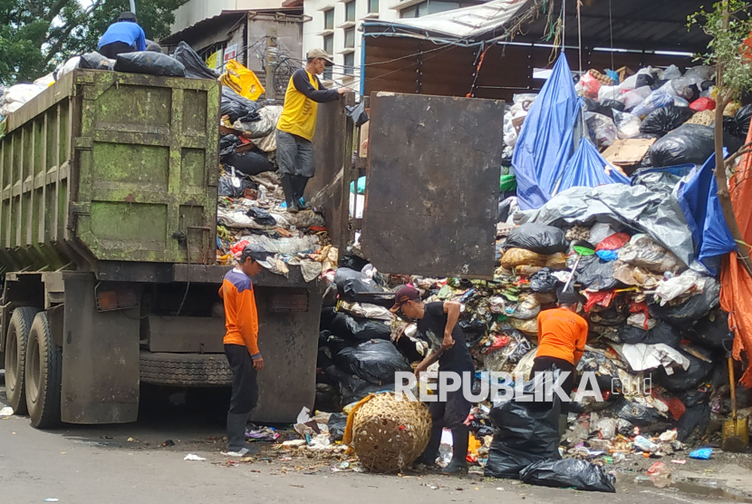 Tumpukan Sampah Menggunung di Sejumlah TPS Kota Bandung