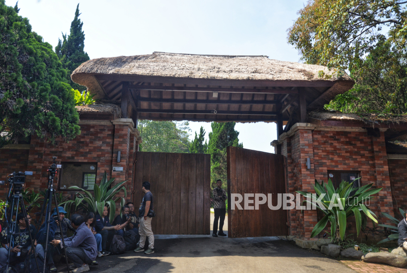 Para jurnalis menunggu di depan gerbang Padepokan Garuda Yaksa, Hambalang, Bogor, Jawa Barat, Rabu (16/10/2024).