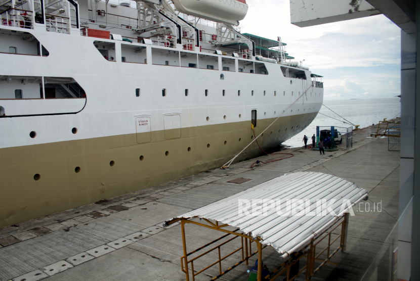Anak buah kapal beraktifitas di dekat KM Lambelu yang bersandar di Pelabuhan Makassar, Sulawesi Selatan. PT Pelayaran Nasional Indonesia (Persero) membatasi akses pembelian tiket kapal selama masa penerapan pemberlakuan pembatasan kegiatan masyarakat (PPKM) darurat di Jawa-Bali pada 3-20 Juli 2021.